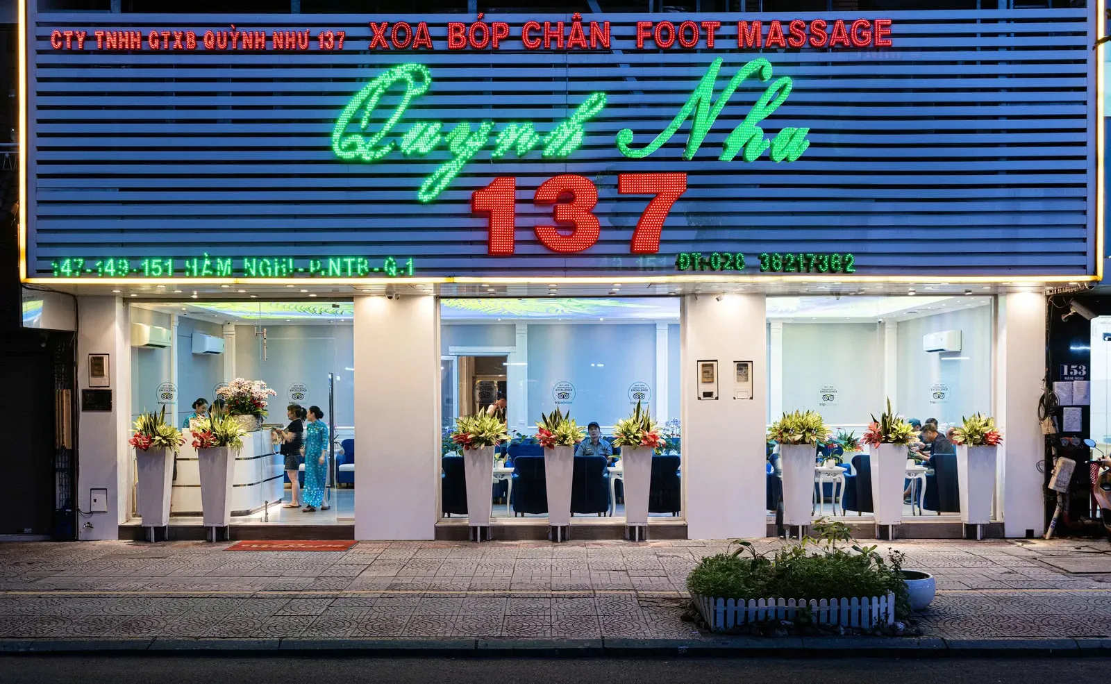 胡志明第一郡 Hàm Nghi 街137足疗的楼体外观和 Quỳnh Như 137 霓虹招牌