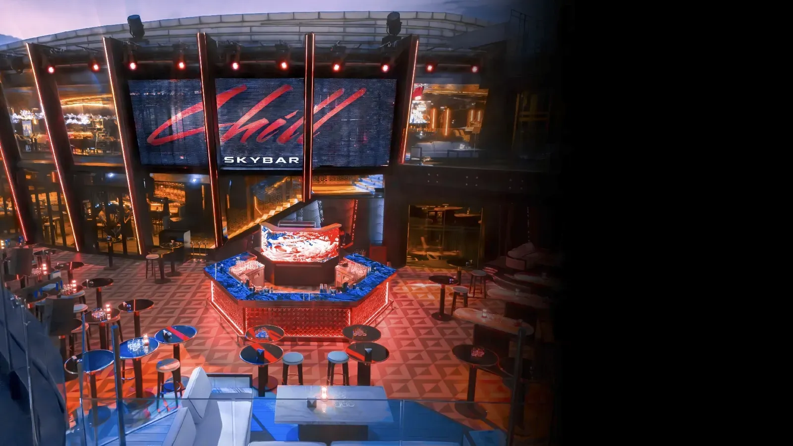 带圆形吧台和红色灯光的 Chill Skybar 屋顶全景