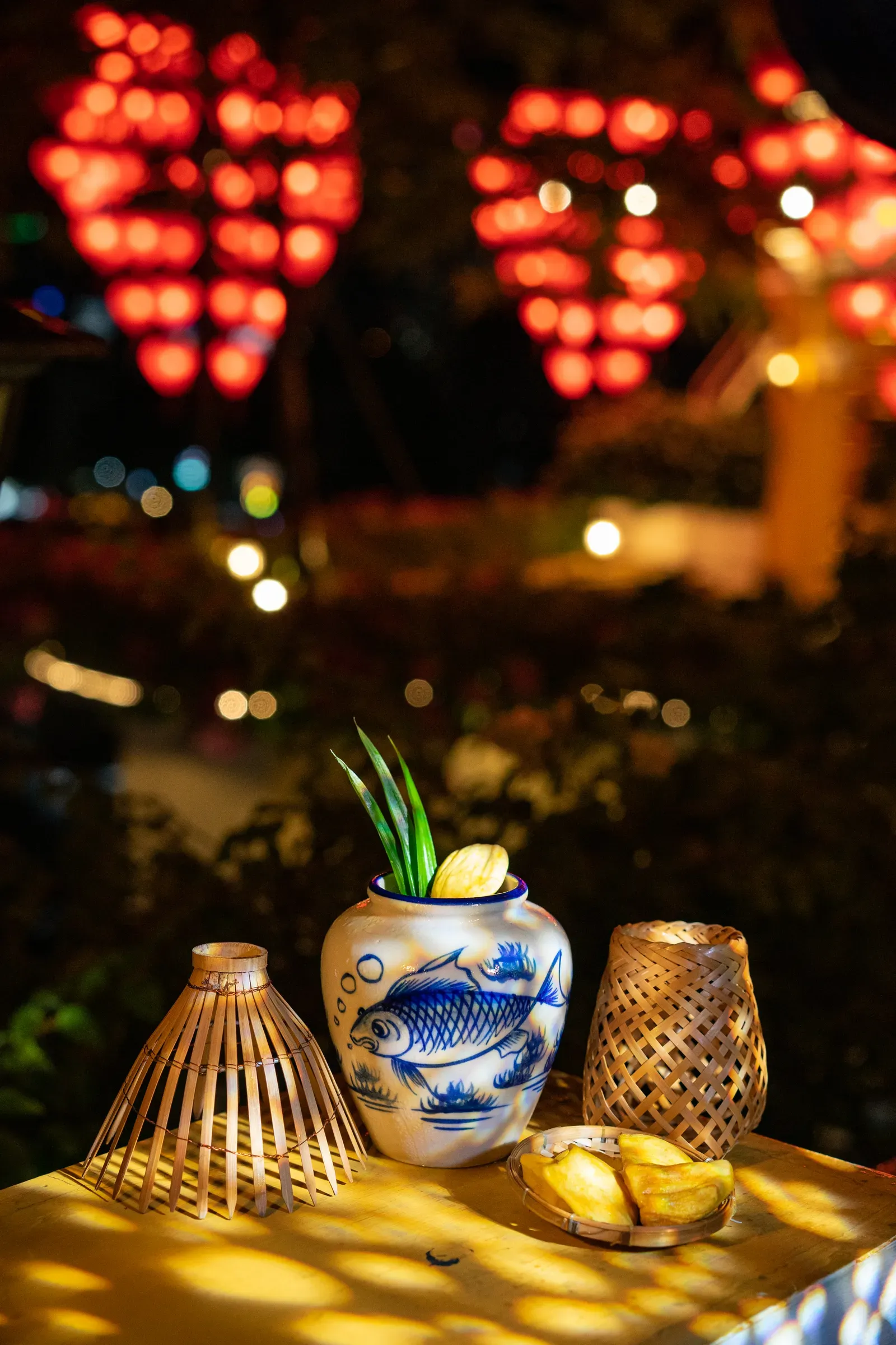 灯笼下桌上摆着的 The View 屋顶鸡尾酒和装饰