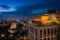 日暮れのホーチミンの夜景に浮かぶHôtel des Arts 24階のソーシャルクラブ ルーフトップ