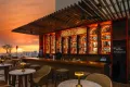 夕焼けの下のソーシャルクラブ ルーフトップのアーチ形のバックバーとカウンター席