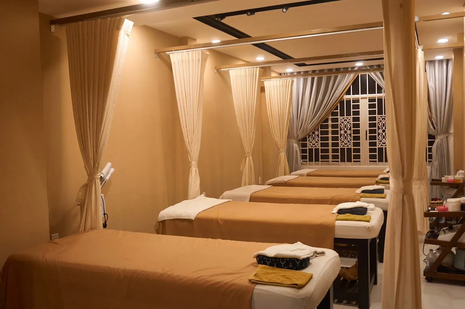 胡志明 AN's Spa 用布帘隔开的按摩房