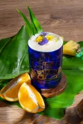 オレンジと花で飾ったザ・ビュー ルーフトップのドリンク