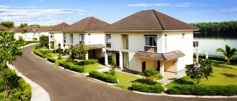 池のほとりに建つゴルフテル Lakeview Villasの建物