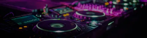 보라색 조명 아래 칠 스카이바 DJ 부스