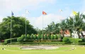 旗帜成排的 Song Be 高尔夫度假村正门