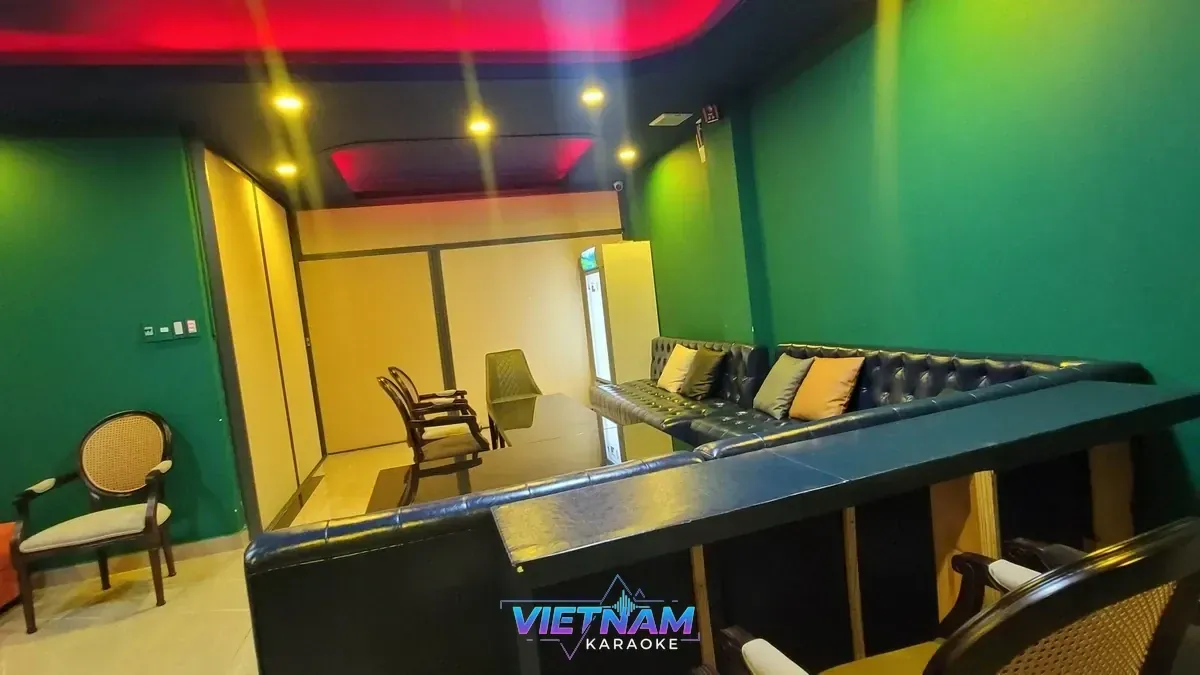 ホーチミン ナイン KTV · 写真 1/6